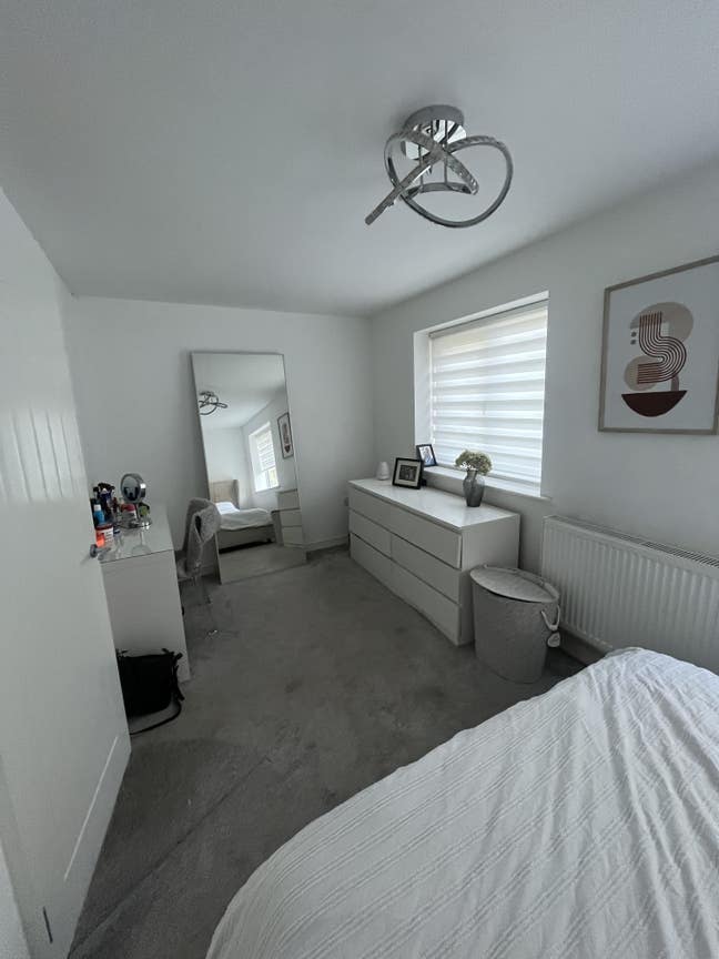 Lovely room with ensuite and walk in wardrobe Main Photo