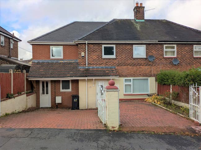 Double room available in extended property  Main Photo