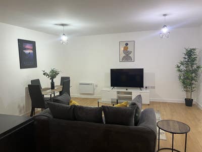 Double Room in Modern Flat Near Station. Main Photo