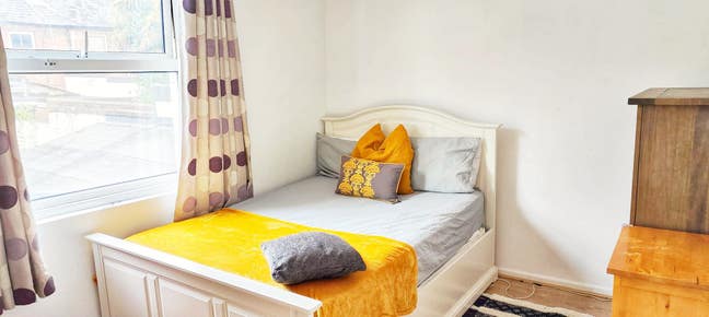 Female House - Zero Deposit - 2 Mins from Rbh  Main Photo