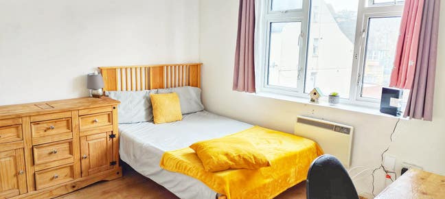 Female House - Zero Deposit - 2 Mins from Rbh  Main Photo