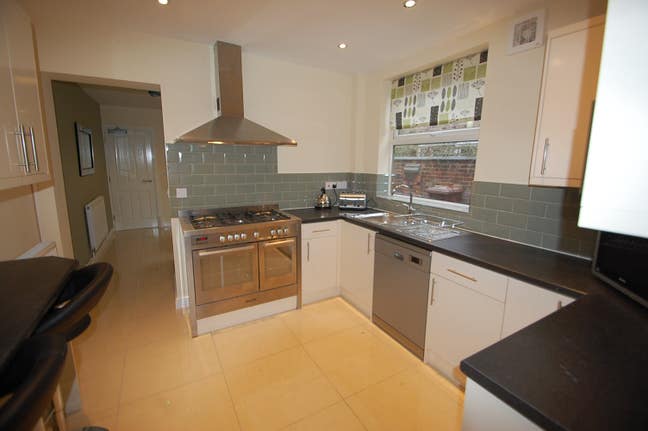 En-Suite Room Close to Queens Hospital Main Photo