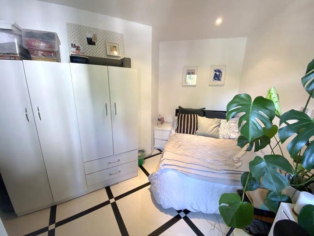 Room with Private Balcony! Modern 3 Bedroom Flat! Main Photo