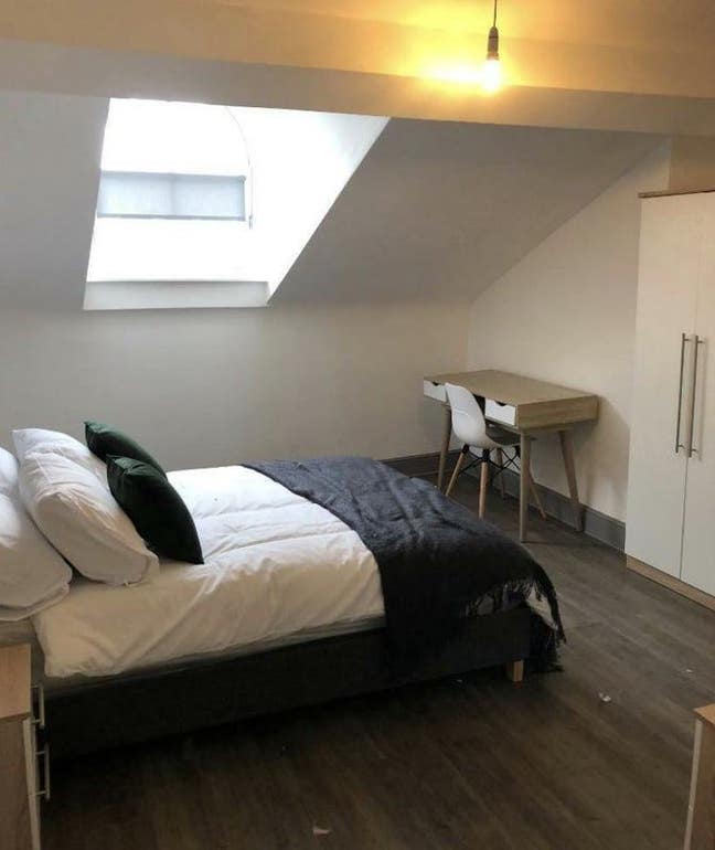 "Furnished Flatshare: Bills Included, Near City!" Main Photo