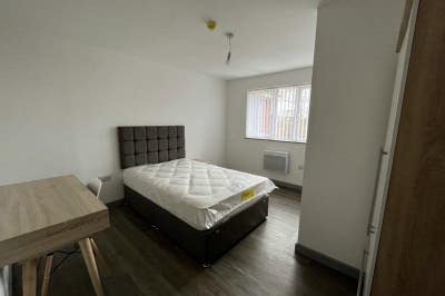 *Flatshare near Pyramids Shopping Centre* Main Photo