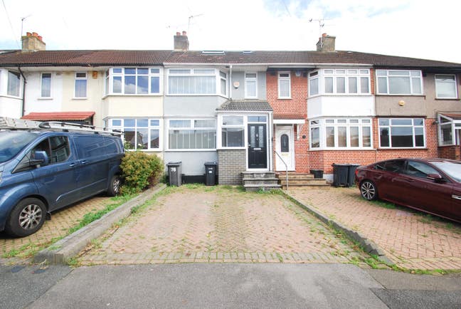 3 Bedroom, 2 bathroom house with garden cabin IG8 Main Photo