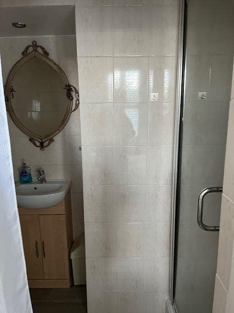 Ensuite Double bedroom in Pretty Victorian House Main Photo