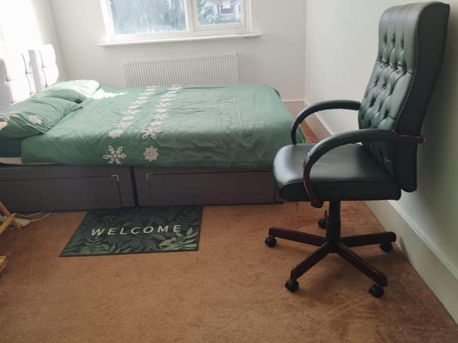 Nice room for One person In the heart of  Sutton Main Photo