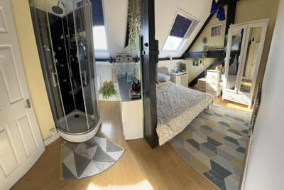 Double bedroom w ensuite in peaceful riverside  Main Photo