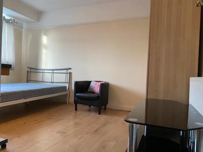 Morden/Merton Park: Double bedroom in family home Main Photo