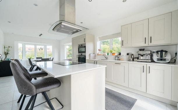 Double bedroom in a spacious 4 Bedrooms house Main Photo