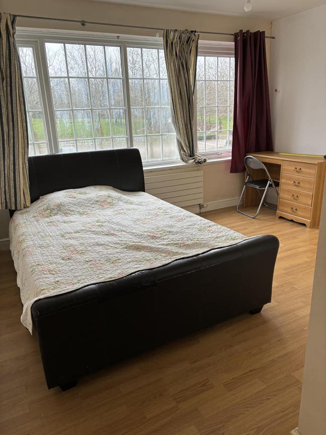 Large En-Suite Double Room for Professional in Cmk Main Photo