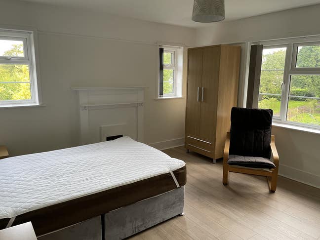 Large & spacious double room in rural location  Main Photo