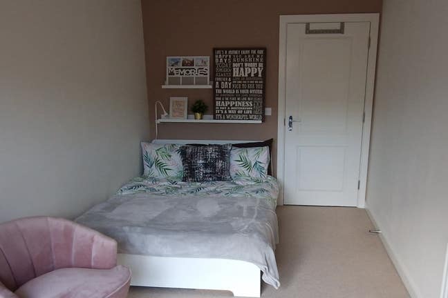 Spacious bedroom to rent in two bedrooms flat in F Main Photo