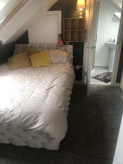 Attic Room with en suite  Main Photo