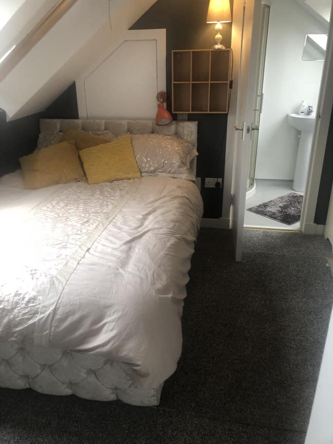 Attic Room with en suite  Main Photo