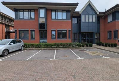 Double room to let in moderno flat with parking  Main Photo