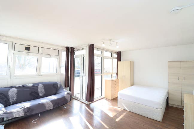 2 Rooms in the Smart Isle of Dogs by the River Main Photo