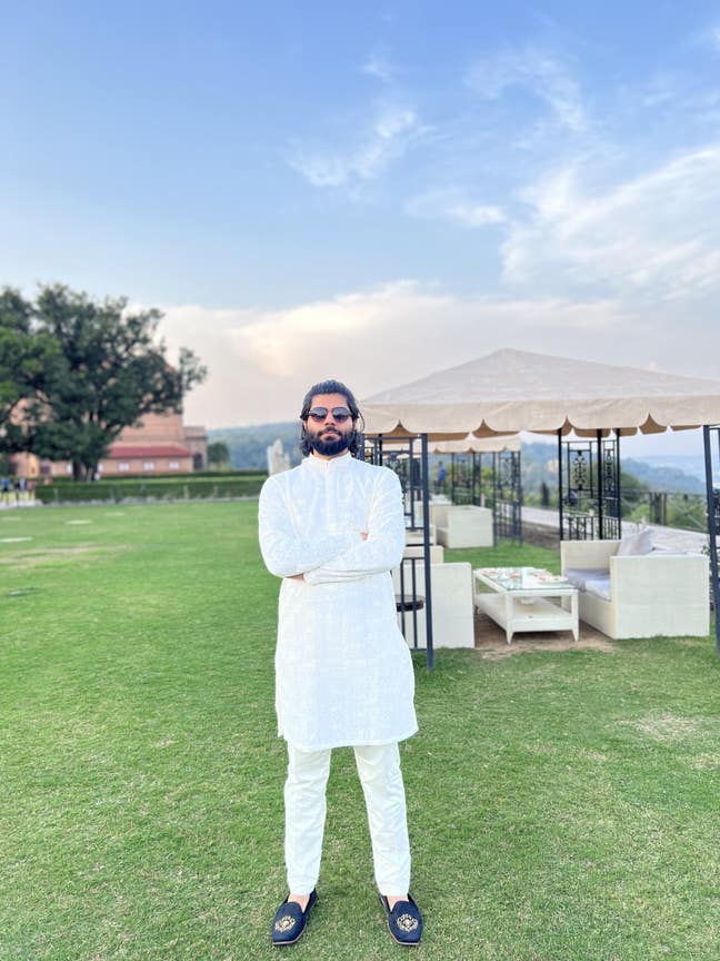 I am a construction professional works Mon-Fr... Main Photo