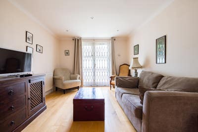 1 bedroom flat with garden & parking & gym  Main Photo
