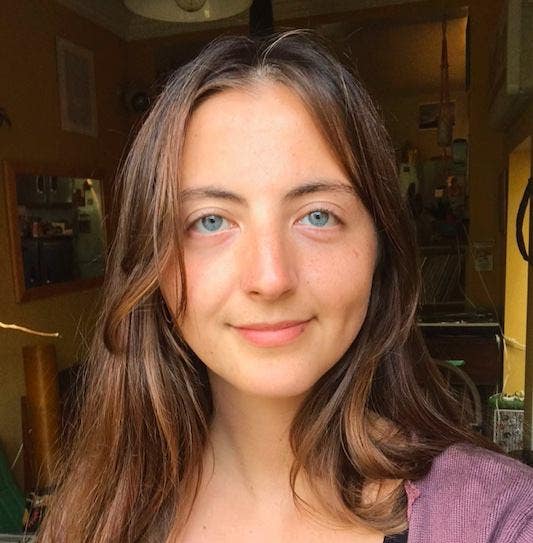 I am a professional female aged 30. I am look... Main Photo