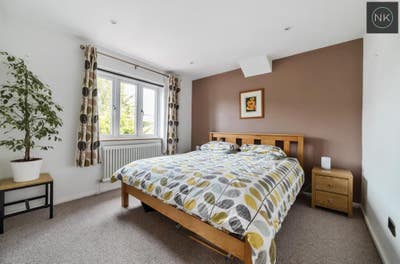 Double Bed Room (3mins walk from Redbridge Station Main Photo