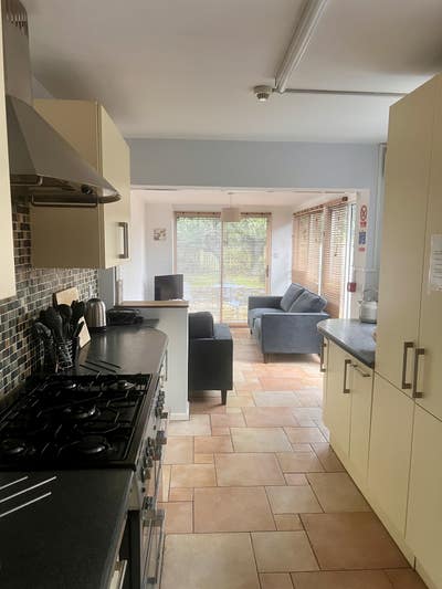 Large Double  Room available  Main Photo