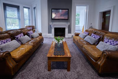 Double en-suite Room with FREE Parking and Pool. Main Photo