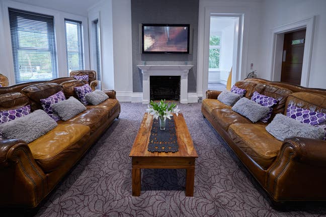 Double en-suite Room with FREE Parking and Pool. Main Photo
