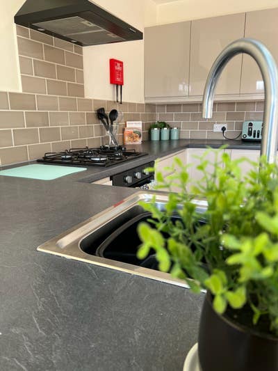 🌺 Cosy Double Room  W/Parking -Close to Jr   Main Photo