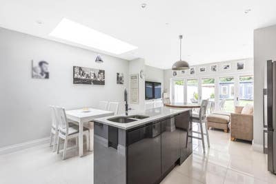 Room in lovely Earlsfield home Main Photo