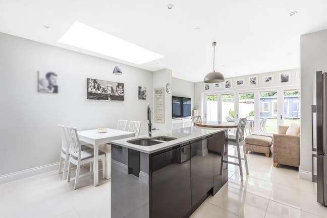 Room in lovely Earlsfield home Main Photo