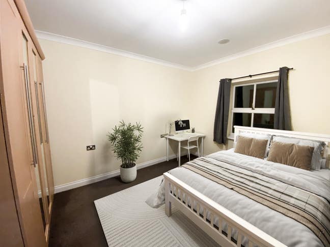 All bills included room in mature house  Main Photo