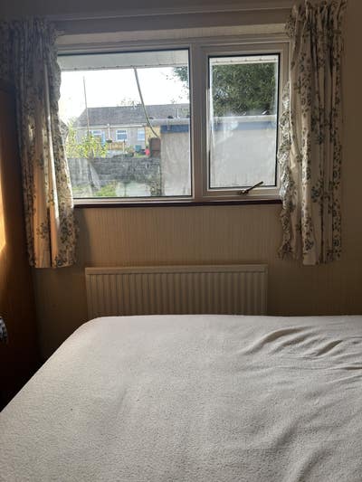 Room to let in Merlin's Bridge Main Photo