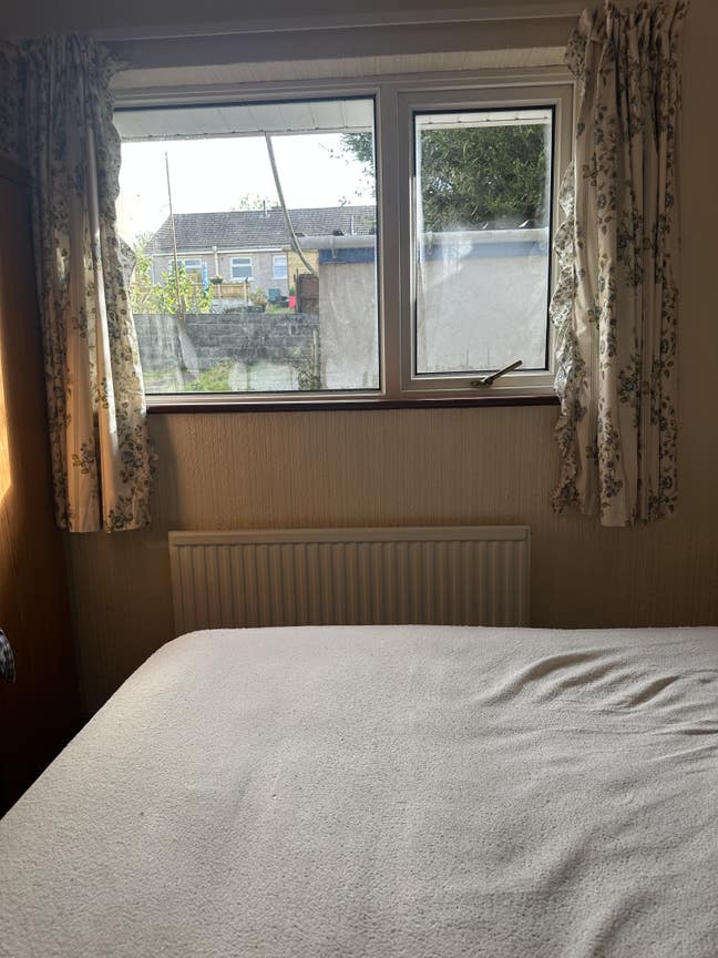 Room to let in Merlin's Bridge Main Photo
