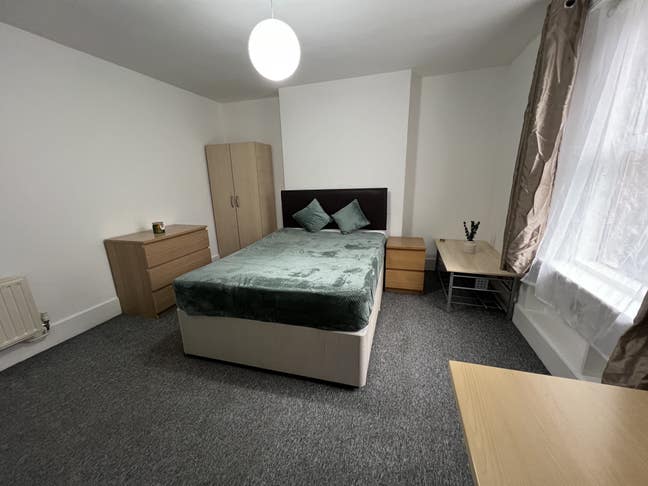Large Double Room Good Location Ealing Main Photo