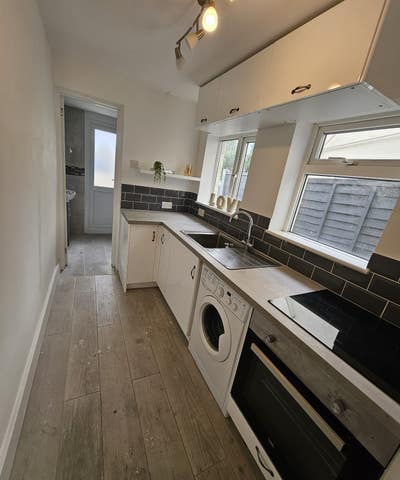 Spacious 3/4 Bedroom End-Terrace House 3 Bathrooms Main Photo