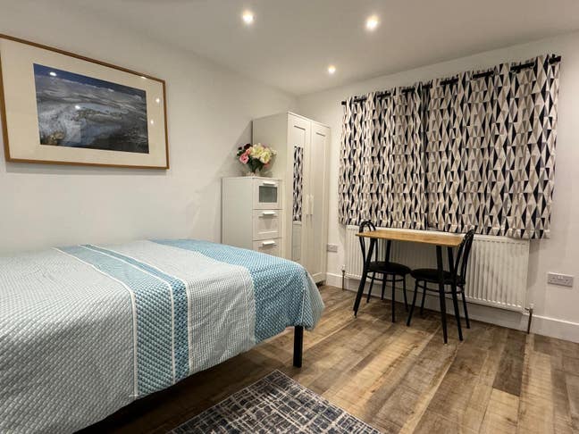 Room in a quite cul-de-sac, Main Photo
