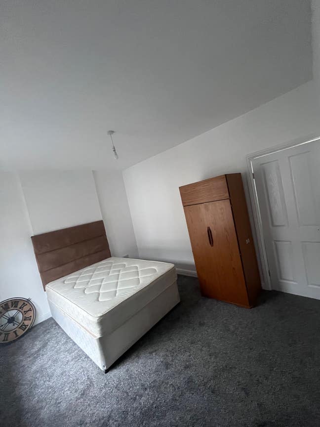 Large Double bed Room Main Photo