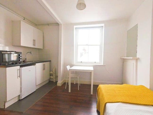 *Lovely Bedsit with Kitchen, Gloucester Road Stn Main Photo