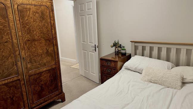 Double bedroom near the Train Station and PRUE  Main Photo