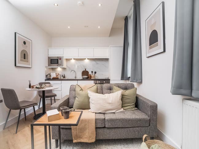 Studio Flat next to Station Inc Bills & Ctax Main Photo