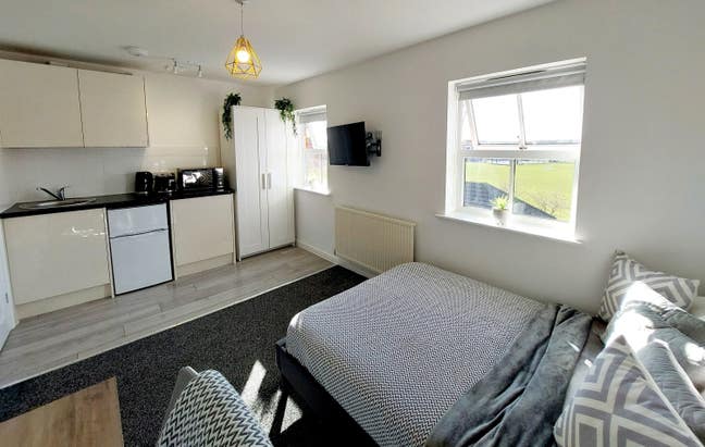 Studio Room Available in Hampton Main Photo