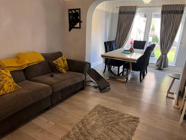 Spacious house with a garden in East Acton Main Photo