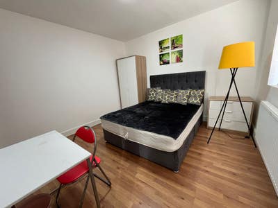 En-suite room  NW4 close to MDX Main Photo