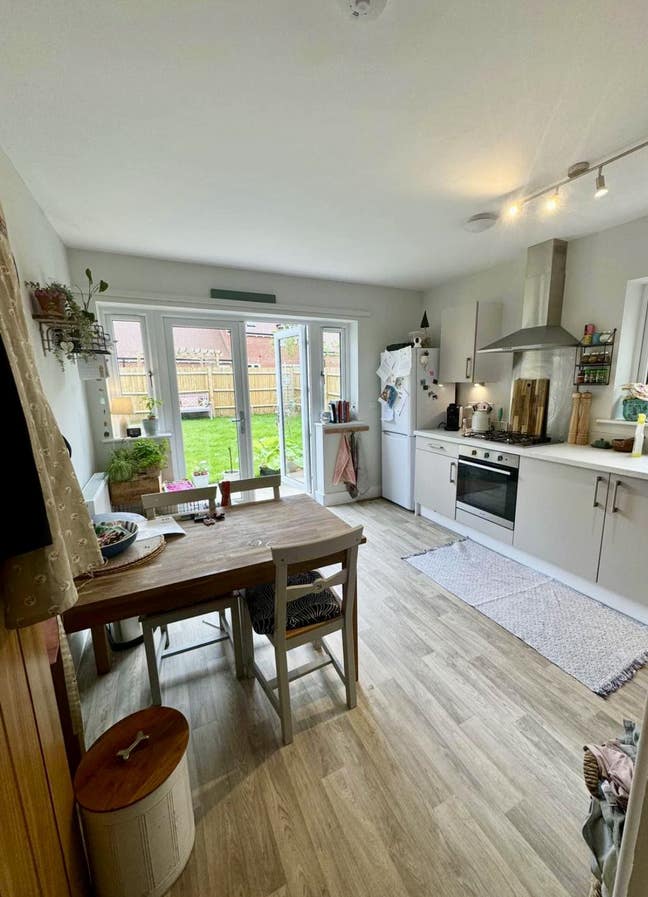 Large double room for rent / house share  Main Photo