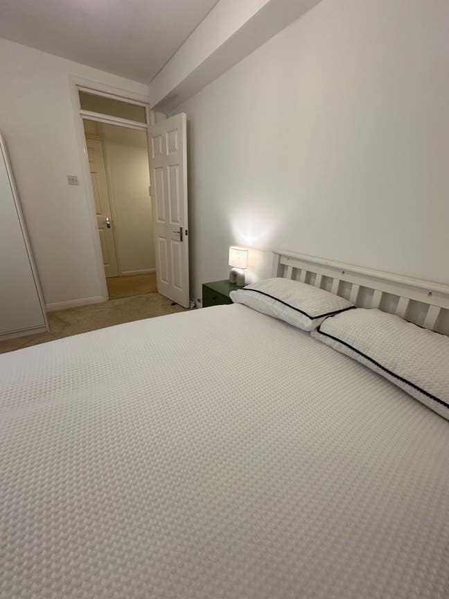 Beautiful double room available in caversham Main Photo