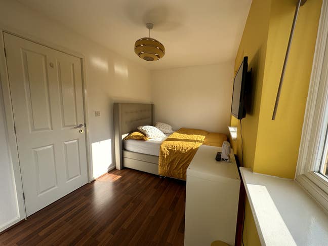 Double Bed in a beautiful 2 Bedroom House Mon-Sun. Main Photo