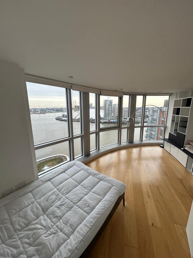 Large Double Room with O2 View  E14 Prime Location Main Photo