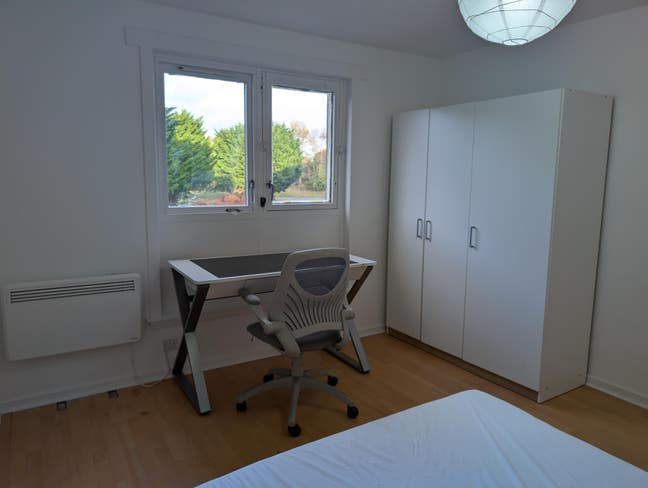 2 Double Bedrooms and 1 single including Box room Main Photo